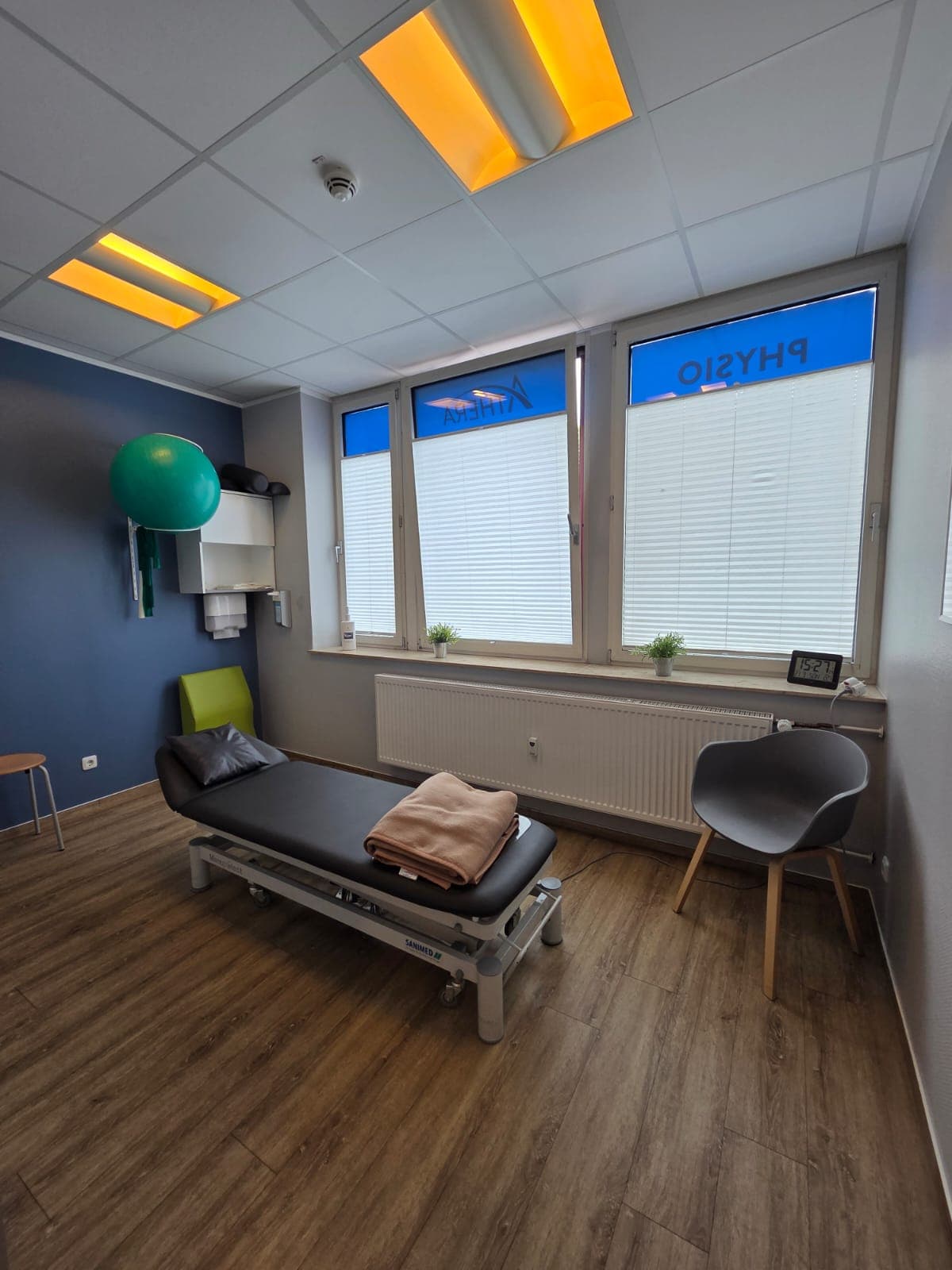 Behandlungsraum der Physio2Go-Praxis in Gelsenkirchen mit Therapieliege und Gymnastikball