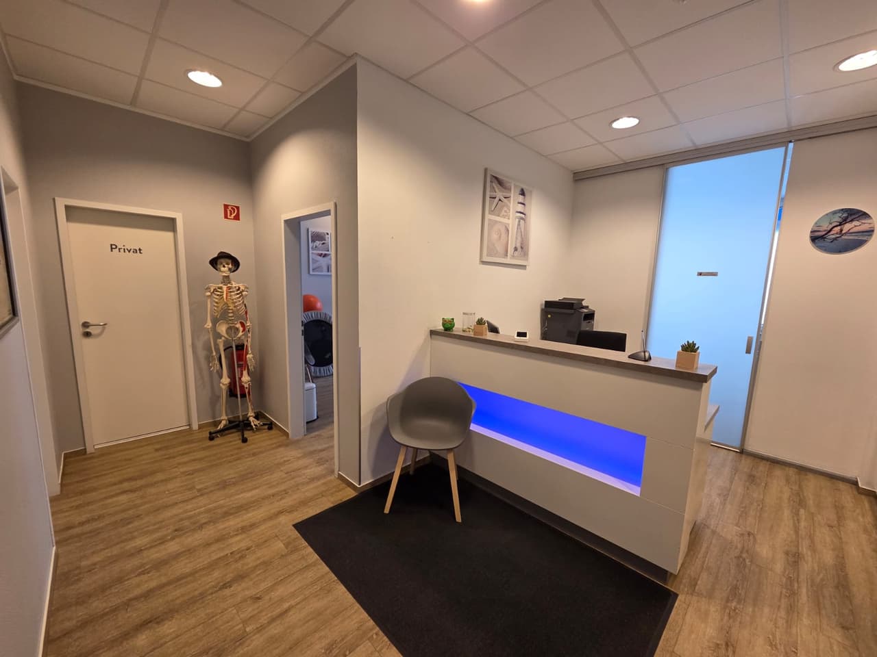 Empfangsbereich der Physio2Go-Praxis im Neumarkthaus in Gelsenkirchen